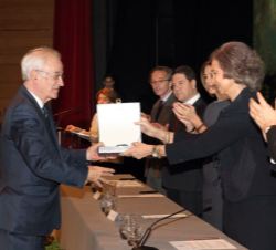 Doña Sofía entrega el galardón al presidente de Liberbank, Manuel Rivero