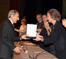 Doña Sofía entrega el premio al vicepresidente del Consejo de Administración de Telefónica, Julio Linares