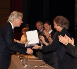 Doña Sofía entrega el premio al director del Nelson-Atkins Museum of Art de Kansas, Julián Zugazagoitia, en representación de los museos prestadores