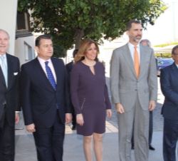 Su Majestad el Rey, con la presidenta de la Junta de Andalucía, Susana Díaz; el delegado del Gobierno en Andalucía, Antonio Sanz; el alcalde de Sevilla, Juan Ignacio Zoido, y el presidente de Persán, José Moya.