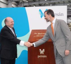 Don Felipe recibe el saludo del presidente de Persán tras descubrir una placa conmemorativa de la inauguración de las nuevas instalaciones.