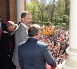 Su Majestad el Rey, junto al alcalde de Sevilla, durante la procesión del paso de Nuestro Padre Jesús Cautivo.