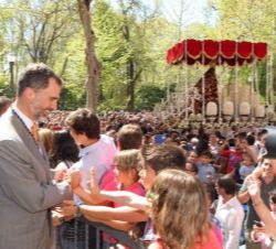 Don Felipe saluda a unos niños durante la procesión del paso de Nuestra Señora de las Mercedes.