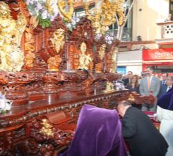 Su Majestad el Rey, junto a la presidenta de la Junta de Andalucía y el alcalde de Sevilla, contempla el paso de Jesús de la Redención en el beso de J