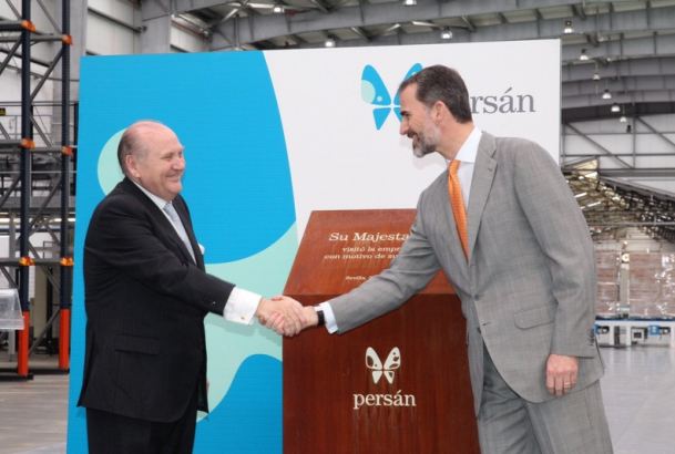 Don Felipe recibe el saludo del presidente de Persán tras descubrir una placa conmemorativa de la inauguración de las nuevas instalaciones.