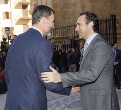 Su Majestad el Rey recibe el saludo del presidente de las Illes Balears, José Ramón Bauzá, a su llegada a la Catedral de Palma