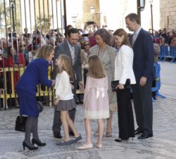 Sus Majestades los Reyes, acompañados de Su Majestad la Reina Doña Sofía y de sus hijas, en los instantes previos a acceder al interior de la catedral
