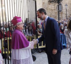 Don Felipe recibe el saludo del obispo de Palma de Mallorca, Javier Salinas, antes de acceder al interior de la Seo mallorquina