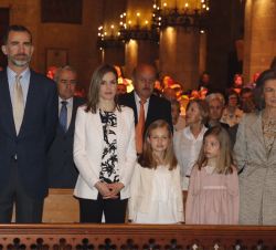 Sus Majestades los Reyes, acompañados de sus hijas y de Su Majestad la Reina Doña Sofía, presidieron la Misa del Domingo de Pascua oficiada en la Cate