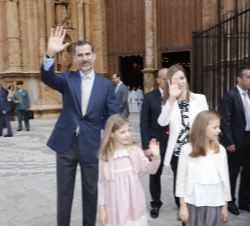 Don Felipe y Doña Letizia, junto a sus hijas, saludan al público presente en las inmediaciones de la Catedral de Palma de Mallorca