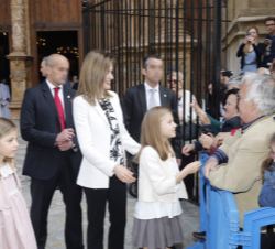Doña Letizia, junto a sus hijas, en la puerta principal de la Catedral de Palma de Mallorca, reciben el cariño de los ciudadanos que no pudieron acced
