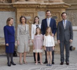 Don Felipe y Doña Letizia junto a sus hijas, Doña Sofía, el presidente de las Illes Balears y la presidenta del Consell Insular, una vez concluida la 