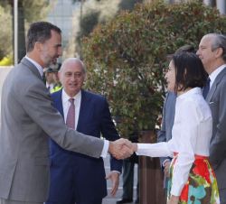 Su Majestad el Rey es recibido a su llegada por el ministro del Interior, el subsecretario del Ministerio del Interior, el director general de la Guar