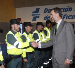 Don Felipe saluda al personal de la Agrupación de Tráfico de la Guardia Civil durante su visita al Centro de Gestión del Tráfico.