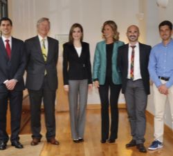 La Reina junto a Cristina Garmendia, Rolf Tarrach y los ganadores del Premio Príncipe de Girona en la categoría de Investigación Científica, Romain Quidant (Premio FPdGi 2011), Oriol Mitjà (Premio FPdGi 2013) y Alberto Enciso (Premio FPdGi 2014)