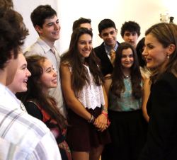 Doña Letizia conversa con los estudiantes del colegio Ramiro de Maeztu