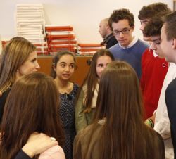 Doña Letizia conversa con los estudiantes del colegio San Patricio