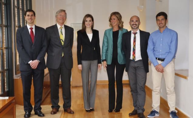 La Reina junto a Cristina Garmendia, Rolf Tarrach y los ganadores del Premio Príncipe de Girona en la categoría de Investigación Científica, Romain Qu