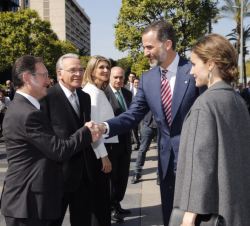 Los Reyes son recibidos a su llegada por el ministro del Interior, la presidenta del Parlamento de Cataluña, la delegada del Gobierno en la Comunidad 