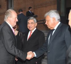 Su Majestad el Rey Don Juan Carlos recibe el saludo del expresidente del Gobierno, Felipe González