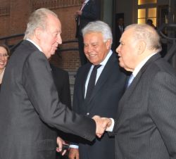 Don Juan Carlos es saludado por el director de la Cátedra de América Latina, Enrique Iglesias