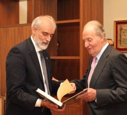 Don Juan Carlos conversa con el rector magnífico de la Universidad Pontificia Comillas, Julio Martínez