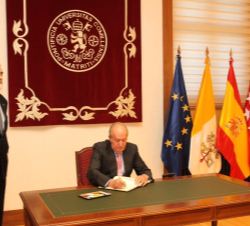 Su Majestad el Rey Don Juan Carlos Firma en el Libro de Honor de la Universidad