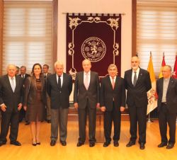 Fotografía de grupo de Don Juan Carlos con las autoridades asistentes al acto de presentacion de la Cátedra de América Latina