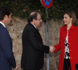 El presidente de la Junta de Castilla y León, Juan Vicente Herrera Campo, saluda a Su Majestad la Reina a su llegada a la Academia de Artillería