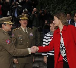El director de la Academia de Artillería, Alfredo Sanz y Calabria, saluda a Su Majestad la Reina