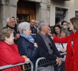 Doña Letizia saluda a los vecinos de Segovia