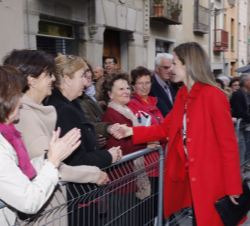 Su Majestad la Reina saluda a algunos de los ciudadanos de Segovia