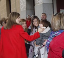Doña Letizia saluda a un niño a su llegada a la Academia de Artillería de Segovia