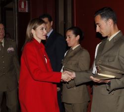 Doña Letizia saluda a uno de los alumnos de la Academia de Artillería