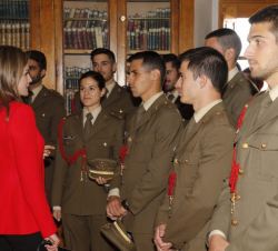 Su Majestad la Reina conversa con algunos alumnos de la Academia de Artillería