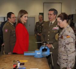 Doña Letizia recibe explicaciones de una de las alumnas de Academia de Artillería