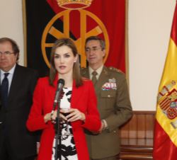 Doña Letizia dirige unas palabras durante su visita a la Academia de Artillería
