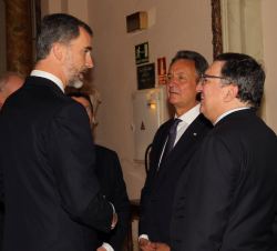El Rey, momentos antes de la cena conversa con el expresidente de la Comisión Europea, José Manuel Durão Barroso; el presidente del WTTC, David Scowsi