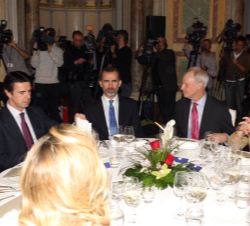 El Rey, en la mesa presidencial, junto al ministro de Industria, Energía y Turismo, la alcaldesa de Madrid, el presidente emérito del WTTC y el secret