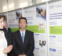 Doña Letizia, junto al presidente de FEDER, durante su recorrido por la exposición de carteles explicativos sobre integración educativa.