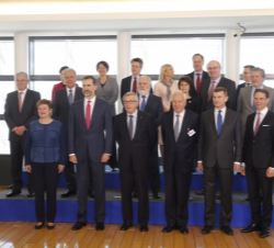 Su Majestad el Rey, con el Presidente de la Comisión Europea y los miembros del Colegio de Comisarios.