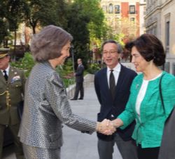 Doña Sofía recibe el saludo de la presidenta de Hispania Nostra, Araceli Pereda en presencia del secretario de Estado de Cultura, José María Lassalle,