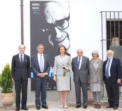 Su Majestad la Reina Doña Sofía con los hijos de Manuel Gutiérrez Mellado, el secretario de Estado de Defensa, Pedro Argüelles y el alcalde de Villavi