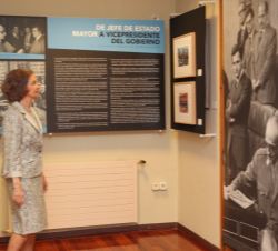 Su Majestad la Reina Doña Sofía durante el recorrido por la exposición