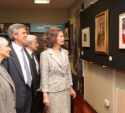 Doña Sofía observa una fotografía del acto de filiación del Príncipe Felipe como Soldado de Honor del Regimiento Inmemorial del Rey Nº1