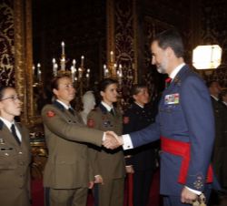 Su Majestad el Rey recibe el saludo de los miembros de la comisión de deportistas de la Guardia Real y el Cuarto Militar de la Casa de Su Majestad el 