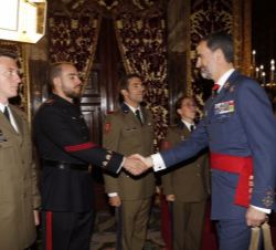 Su Majestad el Rey recibe el saludo de los miembros de la comisión de deportistas de la Guardia Real y el Cuarto Militar de la Casa de Su Majestad el 