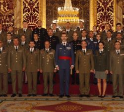 Su Majestad el Rey, con los miembros de la comisión de los mejores deportistas de la Guardia Real y el Cuarto Militar de la Casa de Su Majestad el Rey