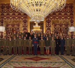 Su Majestad el Rey, con los miembros de la comisión de los mejores deportistas de la Guardia Real y el Cuarto Militar de la Casa de Su Majestad el Rey