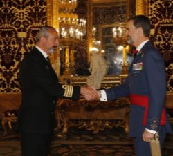 Su Majestad el Rey recibe el saludo del capitán de navío del Cuerpo General de la Armada José Ramón Fernández de Mesa Temboury, comandante director de